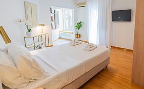 Ιkia Plaka - Timeless Elegance In Athens